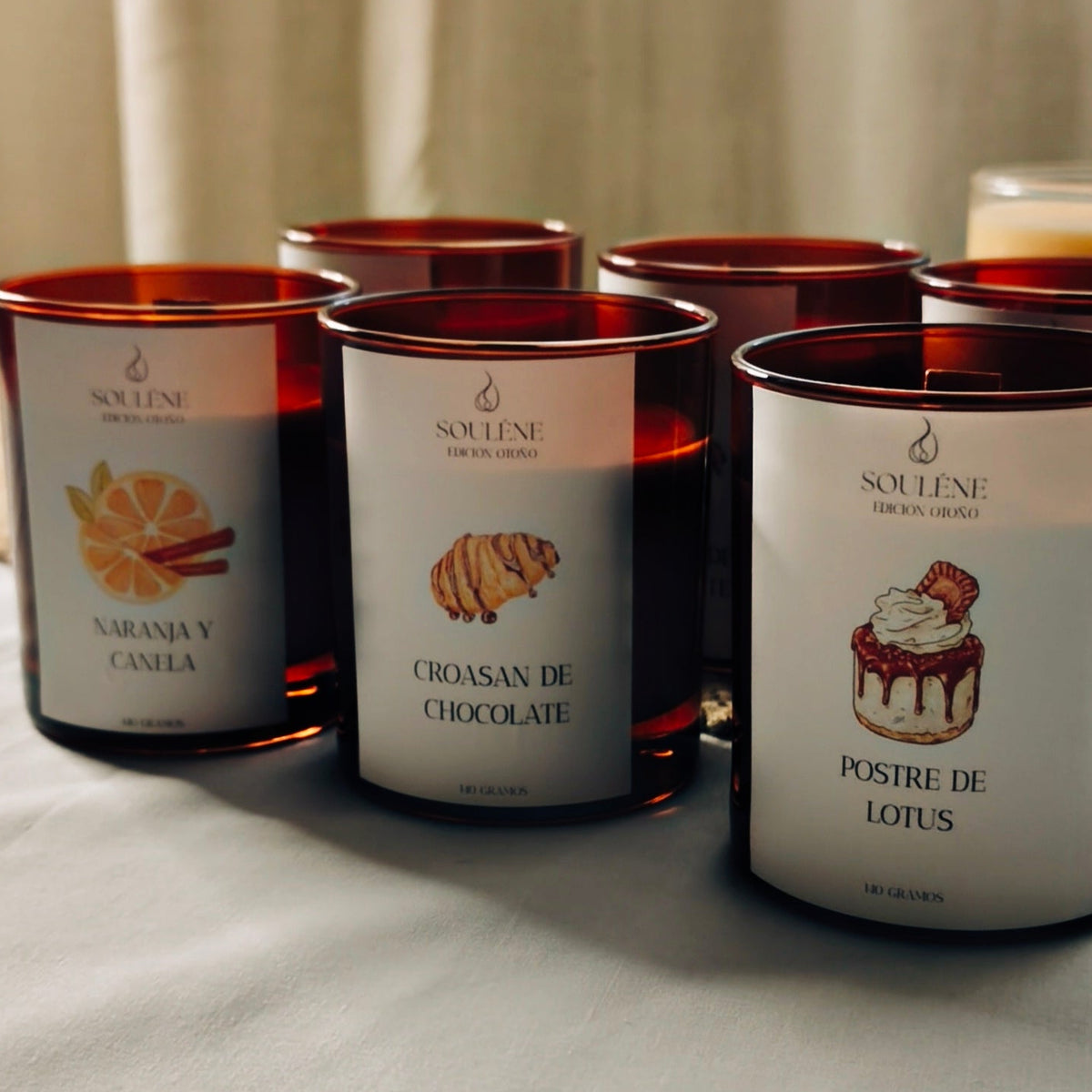 Vela en vaso ámbar con tres aromas diferentes croasan, Lotus y naranja y canela 